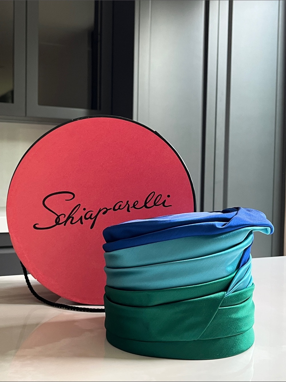Elsa Schiaparelli 1950’s Hat. Ombré Silk Satin Toque + Original Hat Box. Paris. - Picture 11 of 13